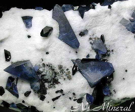 �x�j�g��/Benitoite