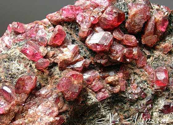 �p�C���N�X�}���K����/Pyroxmangite