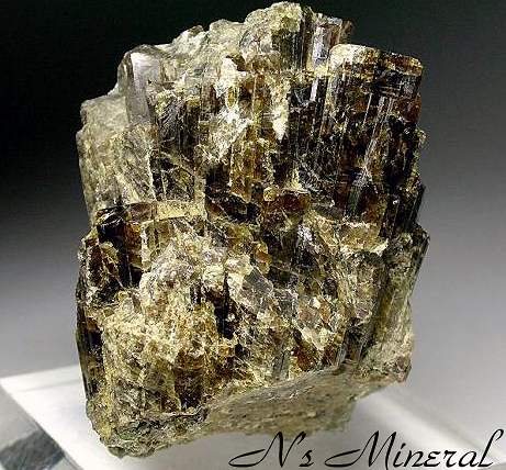�׃X�u��/Vesuvianite