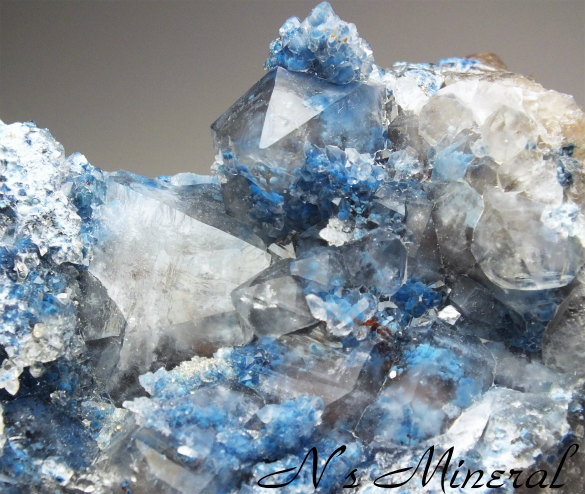 �V���b�^�J�C�g���萅��/Shattuckite in Quartz